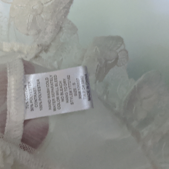 Sis sis Small, ivory lace short sleeve top - Picture 6 of 7